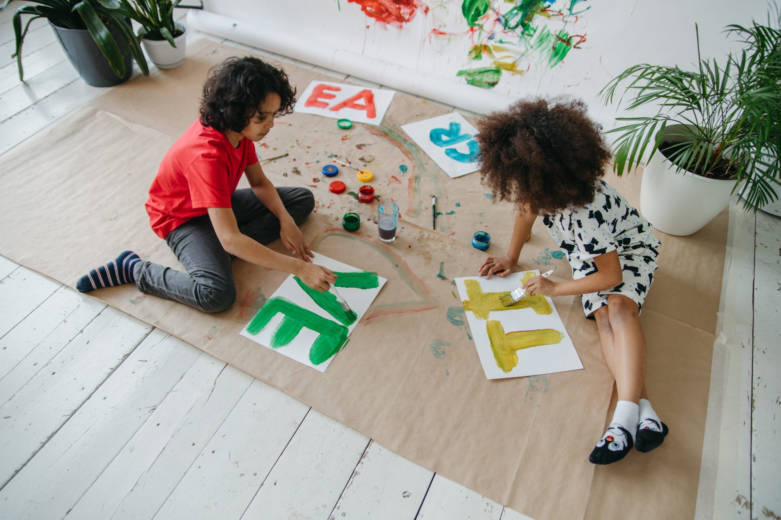 Nen i nena pintant, activitat lúdicoeducativa estiu