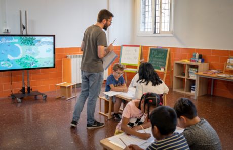 Especialista de Diverse aplicant la metodologia fdel programa DLec en una aula