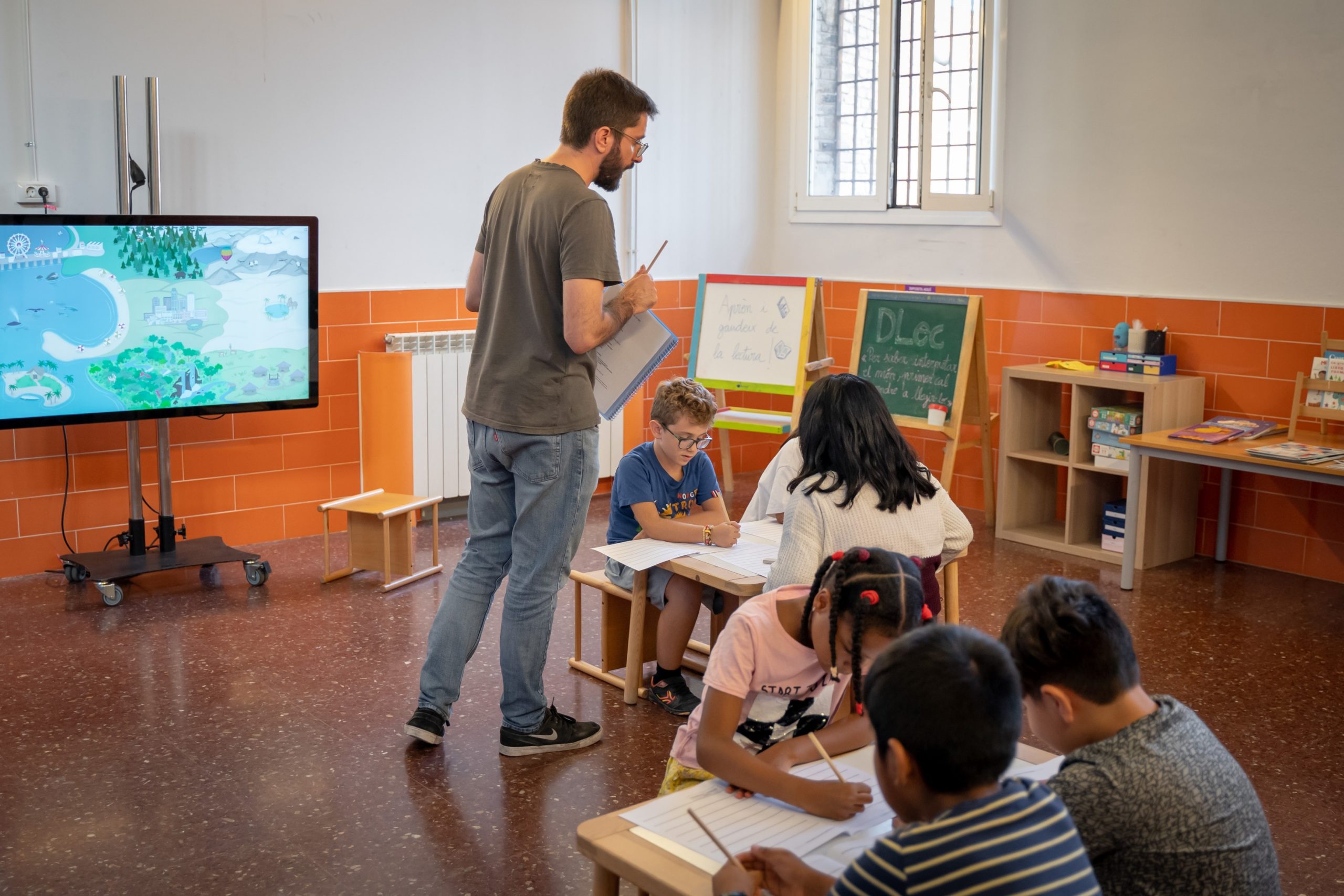 Especialista de Diverse aplicant la metodologia fdel programa DLec en una aula